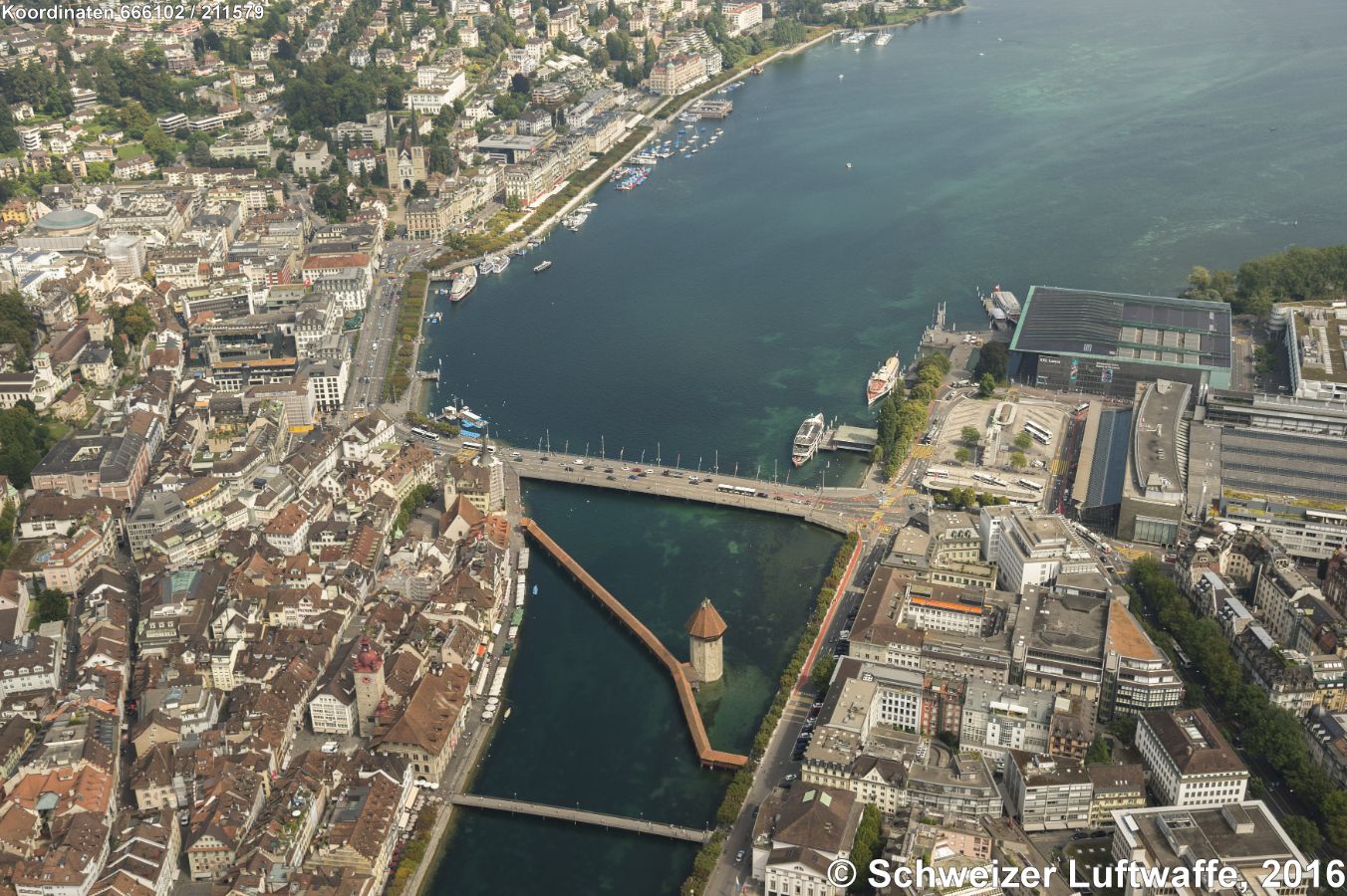 Kappelbrücke mit Wasserturm (Position 2'666'002.99, 1'211'500.52); Blick NE-wärts zur Hofkirche und zum 'Nationalquai'. KKL im Osten (rechter Bildrand). Luzerner Altstadt im Westen.